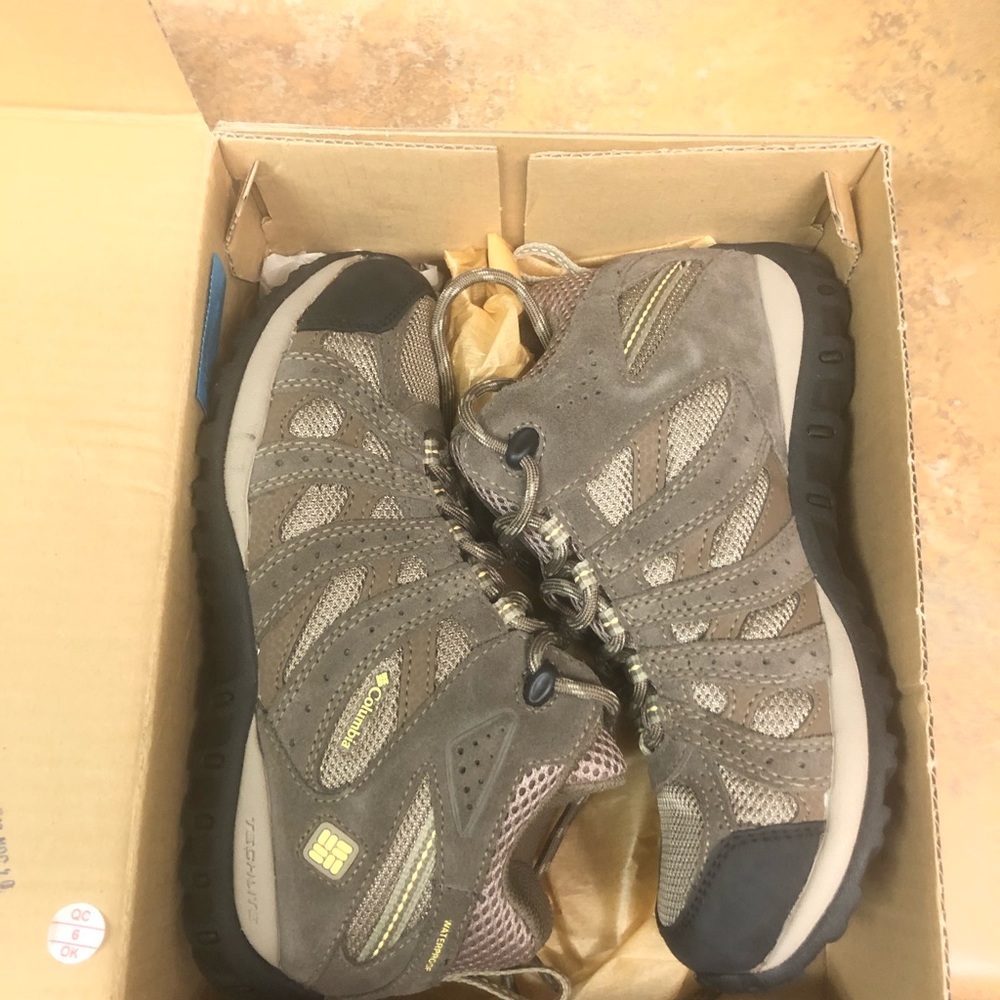 New Women’s Columbia Hiking Boots